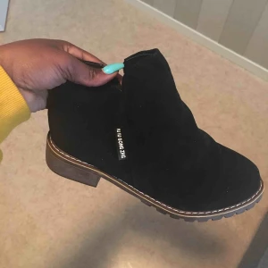  - Svarta fina skor köpte på wish men tyvärr var de för stor. Han inte använt de 