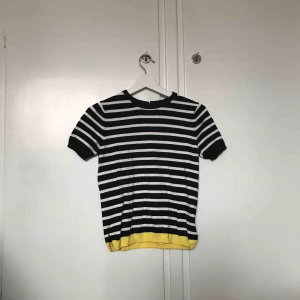  - Randig t-shirt i lite tjockare material. Använd men i gott skick. Fler bilder kan skickas om intresse finns. Frakt tillkommer. ☀️