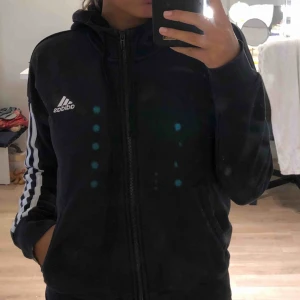  - Svart Kofta från Adidas i storlek S. Köparen står för frakten 