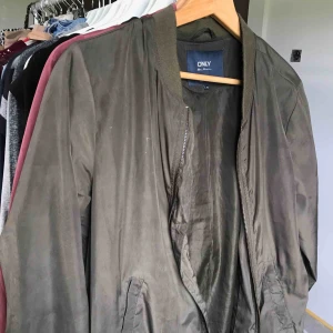  - Superfin bomberjacka som även finns i rosa på min sida! Fråga ifall du har frågor så svarar jag direkt! Du står för fraktkostnad ❤️🥰