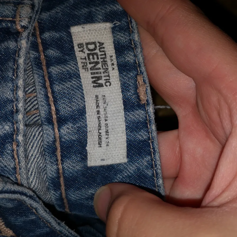 Ett par extremt snygga mom jeans från Zara. Väl använda men fortfarande bra skick. Säljs pga att dom har blivit för stora:(  priset går alltid att diskutera! Köparen står för frakten❤️. Jeans & Byxor.