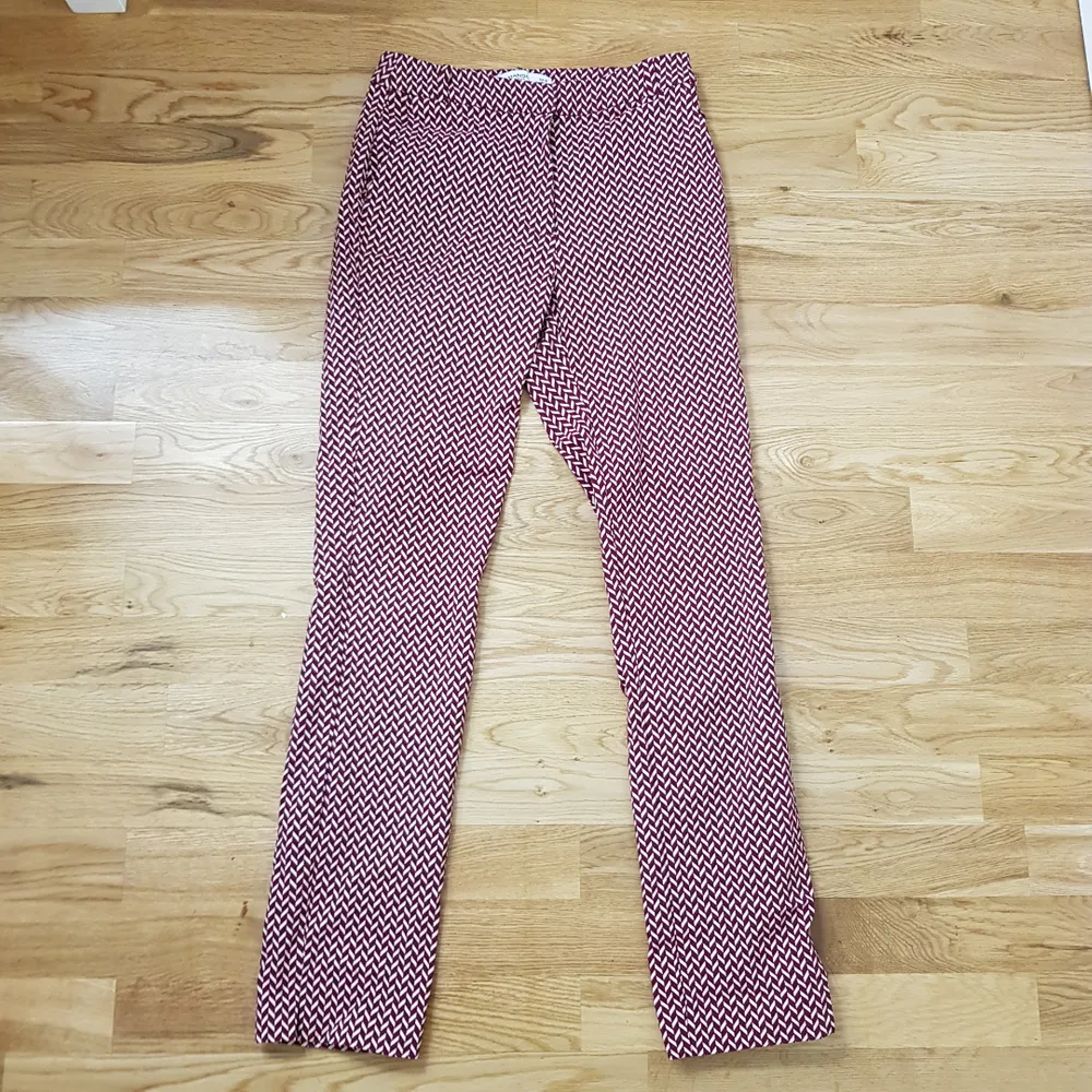 As coola byxor med mönster från Mango i storlek 36. I väldigt bra skick då de bara har blivit använda ett fåtal gånger. Säljer pga att de inte kommer till användning och är lite för långa för mig som är 160. . Jeans & Byxor.
