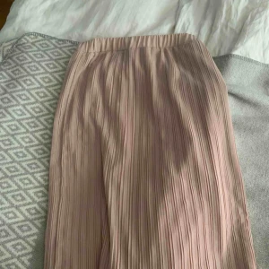  - Vacker beige kjol från Zara, använd fåtal gånger.  Köparen står för frakten. Går till knäna 