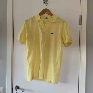  - Pike från Lacoste, använd 1 gång. Är som en herr S skulle jag säga så S/M i damstorlek 