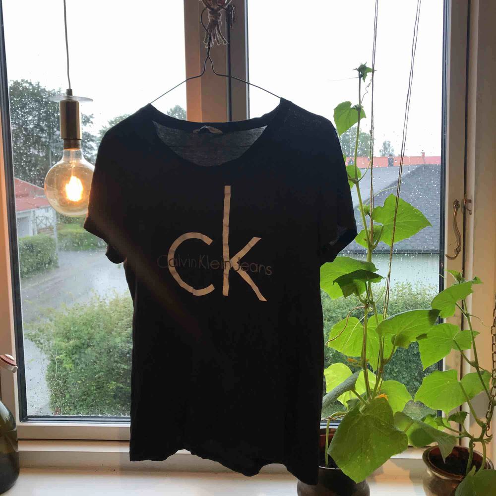 En jättefin svart Calvin Klein tröja, passar en xS, S, M, L. Är jätte stretchig och skönt material. T-shirts.