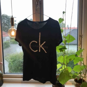  - En jättefin svart Calvin Klein tröja, passar en xS, S, M, L. Är jätte stretchig och skönt material