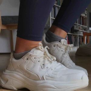  - Trendiga och snygga chunky sneakers från Bershka. Endast använda ett fåtal gånger, i bra skick. I strl 40. 💞