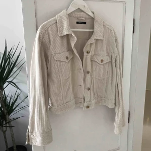  - En Manchester jacka, beige. Använd några gånger! Frakt tillkommer.