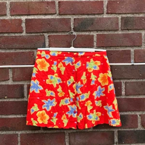  - Säljer denna söta blommiga kjolen!