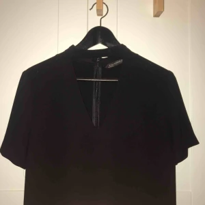  - Svart v-ringad klänning från Zara i stl. M, säljer den även i mörkgrön! 