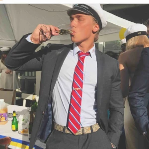  - Grå lätt-randigt kostymset i strl 48 (M) Nypris ~2000kr