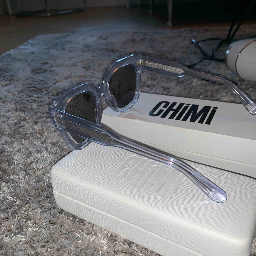 Chimi solglasögon i modellen #008 och färgen litchi. Allt på bilden medföljer. . Övrigt.