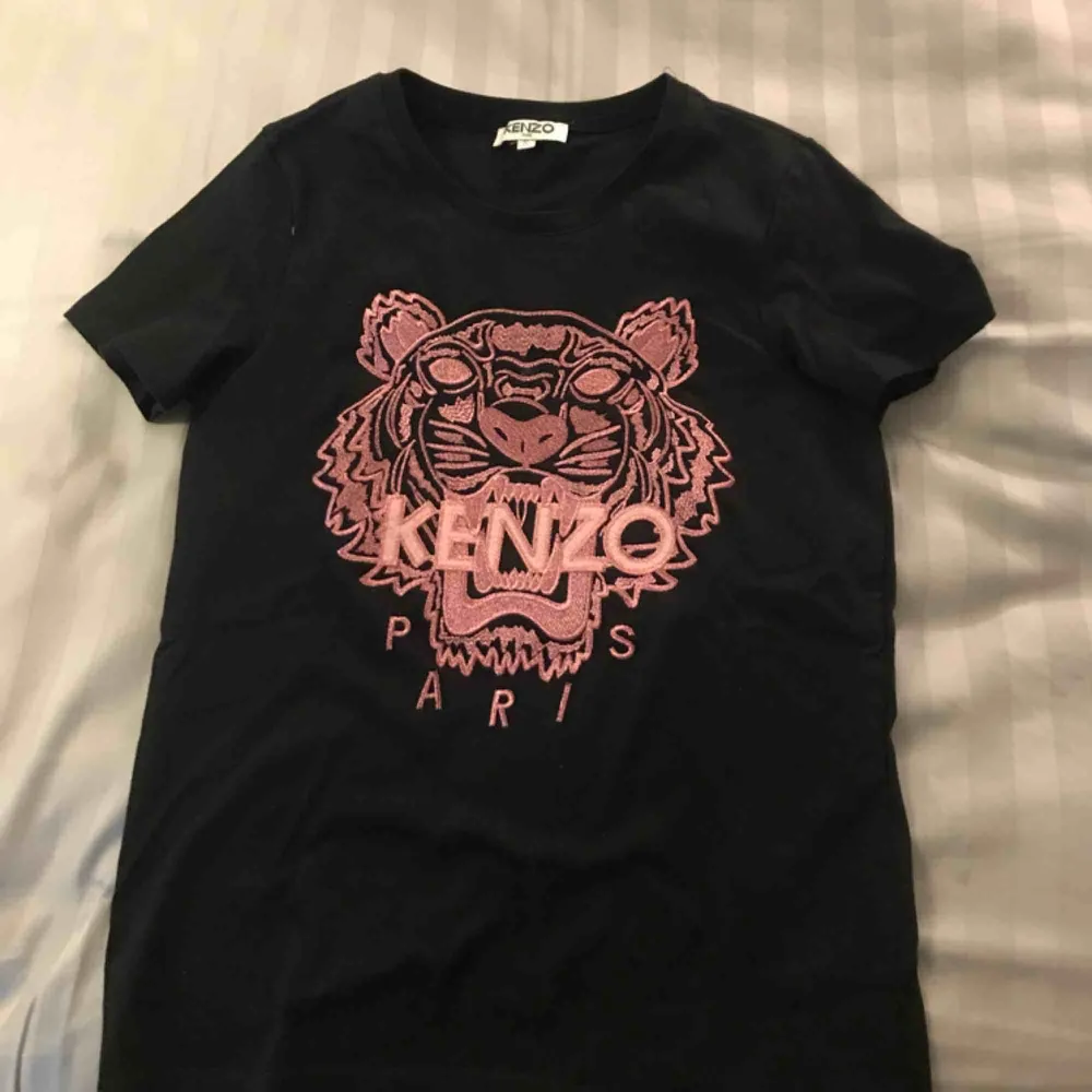 Säljer min kenzo t-shirt den har används fåtal gånger säljer den pågrund av att den är för liten 💕. T-shirts.