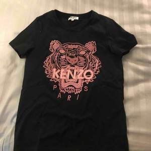 Säljer min kenzo t-shirt den har används fåtal gånger säljer den pågrund av att den är för liten 💕