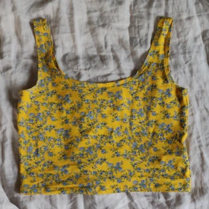  - Gult blommigt linne i storlek small från GinaTricot. Frakt ingår🌻