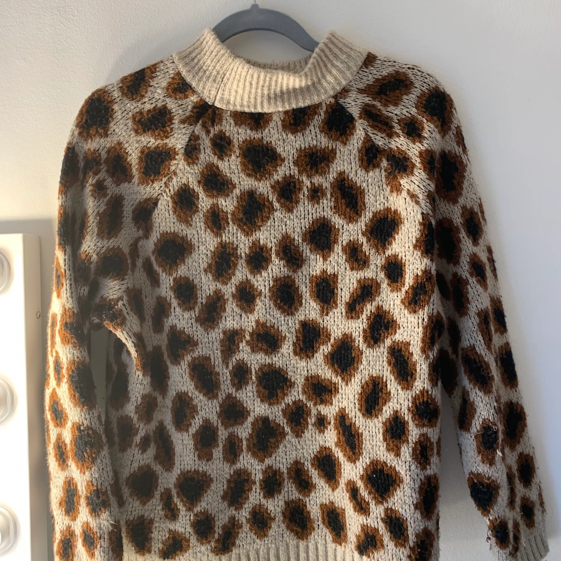 Stickad leopard mönstrad tröja - 90