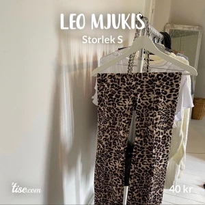 Leo mjukis-S - Mjuka byxor med Leo mönster✨ Passar någon runt 160 cm.  Skönt material & i fint skick☀️ Köparen betalar frakt 🚚  