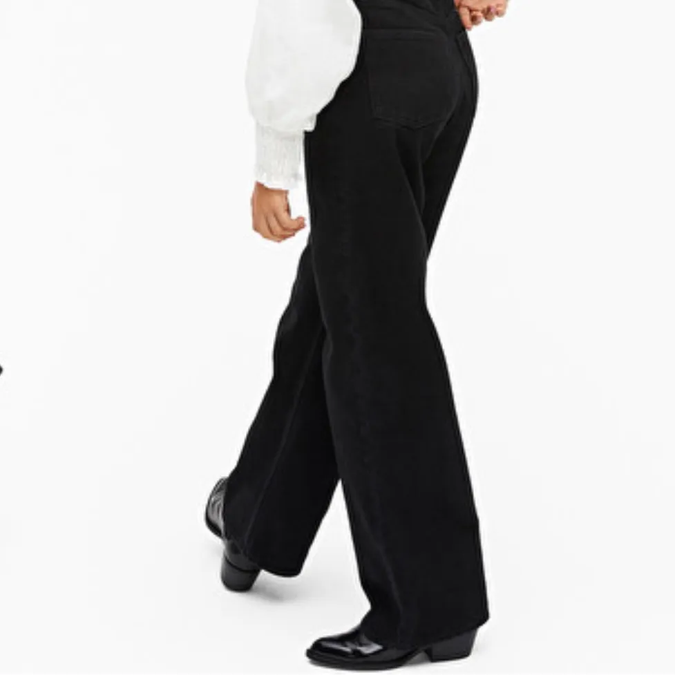 Monkis populära Yoko jeans i färgen svart, säljer dessa pågrund av att fel storlek. Testat, men inte använt dem. Köparen står för frakten (63kr). Går även att mötas upp i stockholms området. För tillfället slutsålda på Monkis hemsida.. Jeans & Byxor.