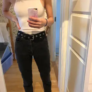 Jag säljer dessa svarta mom jeans från bikbok. Dem börjar bli lite för korta för mig som är ca 172 cm. Budgivning vid stort intresse. Köparen står för frakt!