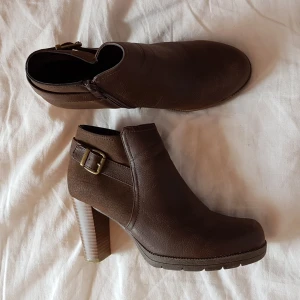 Boots - Sparsamt använda, bekväma och snygga skor med klackar med läder och mockaimitation