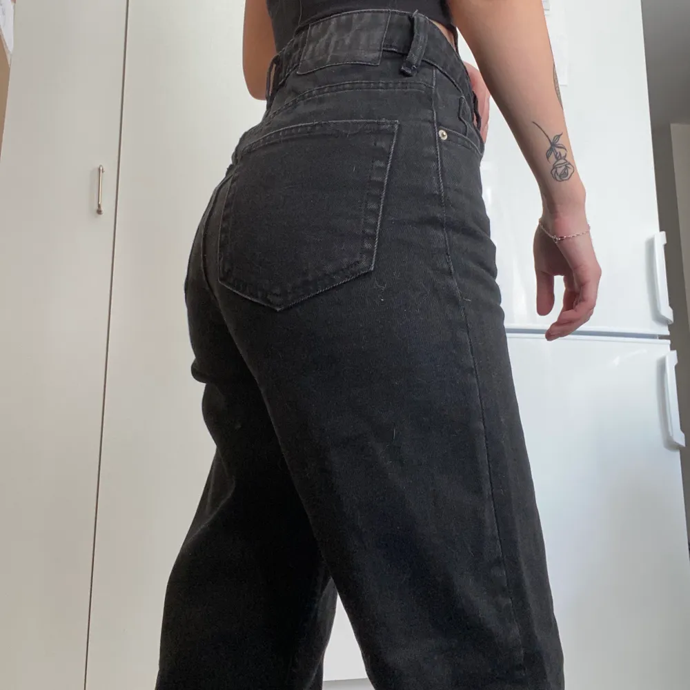 Super fina jeans från Zara, storlek 32 (passar XS/S skulle jag säga). Jag är 158cm och dom sitter bra i längden på mig💞 Ni får buda i kommentarerna, ge bara ett bud om du är intresserad av att köpa jeansen!! Budet ligger på 300kr🌸. Jeans & Byxor.