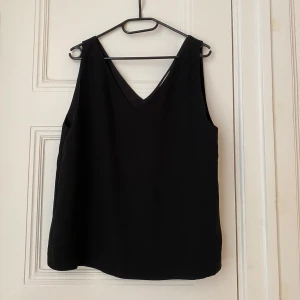 OAK + FORT black blouse - Perfect for returning to the office or for dressing up jeans on a night out. Free delivery within Stockholm. Payment by swish.