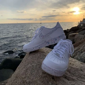 Custom Designade Artiklar  - (OBS PRIS KAN VARIERA)  Jag specialdesignar dina Skor, Plånböcker, u name it. Kontakta mig så kommer vi överrens om pris och motiv. Mvh