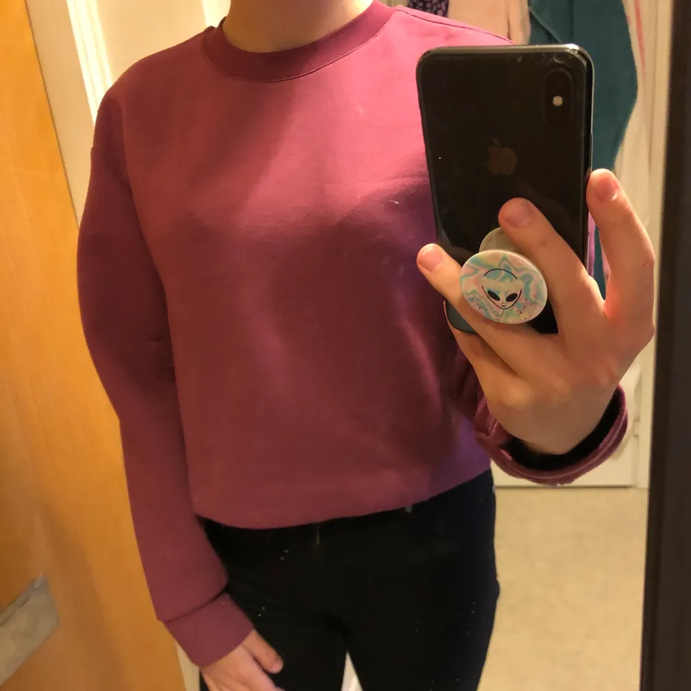 Plommonfärgad tröja från Carin Wester. Inköpt 2017, knappt använd. Strl XS, men passar även S. Skicka ett meddelande till mig om du vill ha fler/bättre bilder! ☺️ 50kr+frakt. Tröjor & Koftor.
