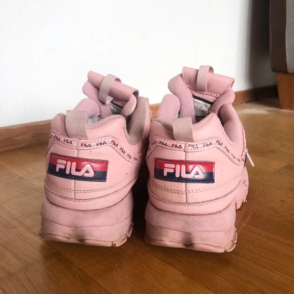 Rosa chunky sneakers från Fila, strl 41.  Har vanligtvis strl 40 på sneakers. Superbekväma! Använda men i mycket gott skick. Köparen står för frakt💕. Skor.