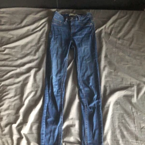 Tighta Molly jeans  - Tighta jeans från odd Molly. Skulle passa riktigt bra på en smal tjej runt 165-170. Riktigt bekväma och riktigt sexiga. Original kostande var 300, Men säljer för 150! I Stockholms området! Hör av er (: