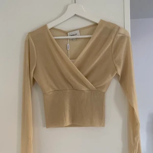 BEIGE GLITTRIG TOPP! - jättefin beigeglittrig topp från designbutiker💕💞 ALDRIG ANVÄND prislapp kvar. Köpare står för frakt 