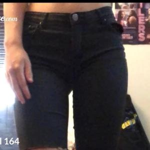 Svarta shorts  - Ett par längre svarta shorts som jag själv klippt av. Använda endast en gång på scoutläger. Kan mötas upp i Ängelholm och frakta köparen står för frakt. BUDA!!!