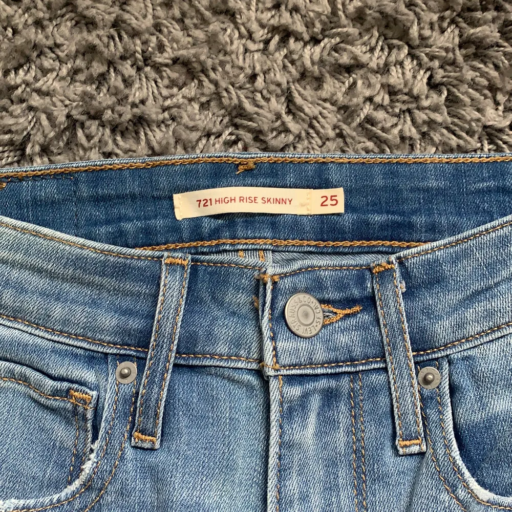 Jeans i väldigt bra skick från Levis! Säljes då jag köpte dem online men de är lite för små för mig, tyvärr.. Jeans & Byxor.