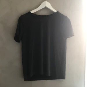 Monki T-shirt - Säljer denna knappt använda t-shirt från Monki. Materialet är väldigt mjukt och lite sammet liknande (kommer inte fram på bild). 