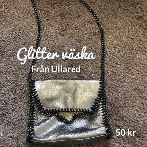 En supersnygg glittrig väska från Ullared  Köpt för ca 200kr säljer för 50kr (utan frakt) Aldrig använd då jag inte hittat tillfälle till den
