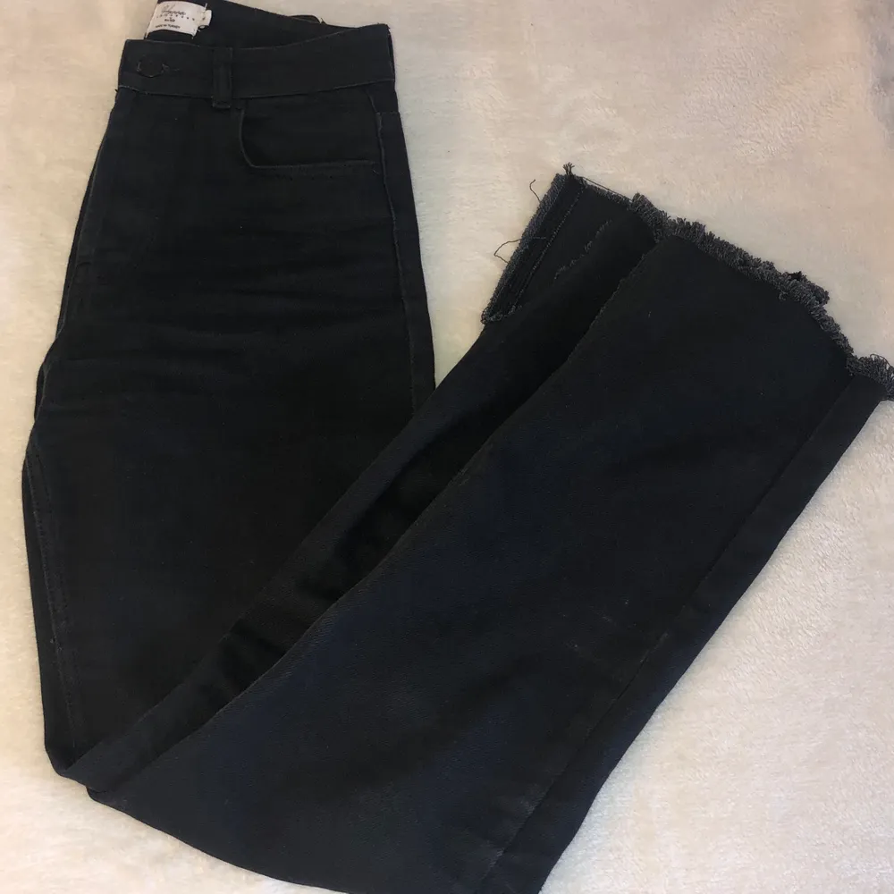 Säljer dessa supersnygga jeans med slits ifrån Hanna schönbergs kollektion med nakd. Byxorna är i fint skick och säljes pga att de är för långa för mig❤️ . Jeans & Byxor.