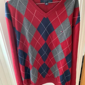 Långärmad tröja - Säljer denna trendiga och mysiga tröja från Tommy hillfiger. Jättefin och oversized, perfekt till sommaren ock hösten! Hör jättegärna av din vid frågor eller intresse! Köparen står för frakten<3