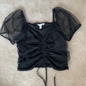 Snygg topp med puffärm, Strl XS/S - Bra och enkel passform, croppad. Funkar för både XS/S. Går perfekt att klä upp men samtidigt att klä ner. Fint skick, använd 1 gång. (Kan förhandla om pris i alla mina försäljningar) 