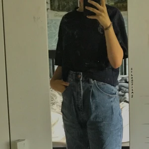 marinblå t-tröja - supercool och bekväm tröja i skönt material, köpt för ngt år sedan på bikbok✨ storlek xs men passar mig som oftast har s, 80kr INKLUSIVE FRAKT 🚚 ❤️