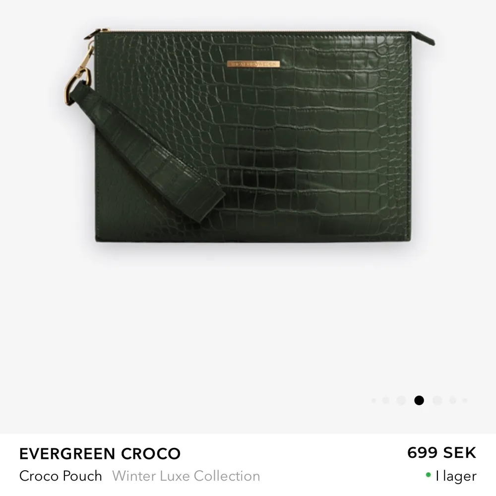 Helt ny necessär från Ideal of Sweden i mörkgrönt croco pattern. Skitsnygg att ha som väska/clutch till en outfit! Nypris är 699kr, frakt tillkommer :) . Accessoarer.