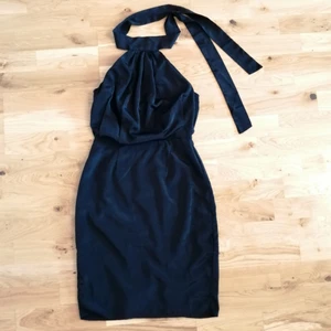 Satinklänning  - Klänning i satin. Använd högst 2 gånger❗