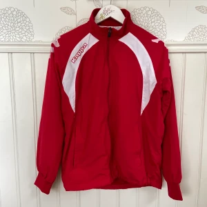 Kappa vindjacka i storlek S - Vintage Kappa vindjacka i storlek S för 120kr. Möts upp i Gävle eller fraktar för 66kr