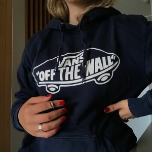 Vans hoodie - Mörkblå Vans hoodie köpt några år sedan på Vans butiken