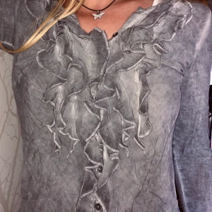 ROMANTISK BLUS - Säljer denna gulliga blusen för att den tyvärr blivit för liten på mig (jag har M). Endast använd en gång, mycket fint skick! Den knäpps framtill men kan även bäras öppen eller halvöppen. Tyget är jättefint. Köparen står för frakten💗