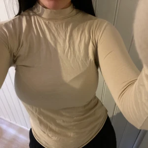 Polotröja  - Snygg polotröja! Super skönt material. Köparen står för frakten annars möts vi upp på söder 🤎