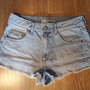 Jeansshorts från Topshop - Jeansshorts från Topshop i storlek w28. De är high waist. Nyskick, knappt använda men väldigt sköna! Sista bilden (närbild) visar den "riktiga" färgen bäst. 