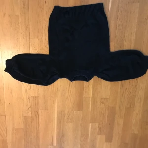 Stickad tröja ifrån Gina Tricot - Stickad tröja ifrån Gina. Använd fåtal gånger. Bra skick. 100kr plus frakt.