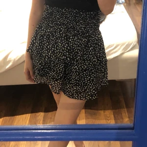 Volangkjol - Jättefin kjol med volanger i bra skick! Möts upp i Göteborg, annars står köpare för frakten.