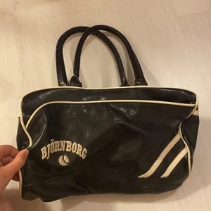 Björn Borg väska - Köpt second hand. Tvättad nyligen och i bra skick förutom slitningar på kanter och på bandet. Längre band finns också. Många fack