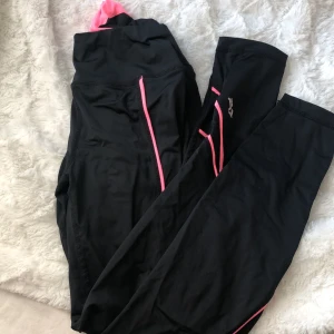 Träningsbyxor från rönisch - Träningsbyxor knappt intill använda, storlek s men skulle säga att de passar xs oclså